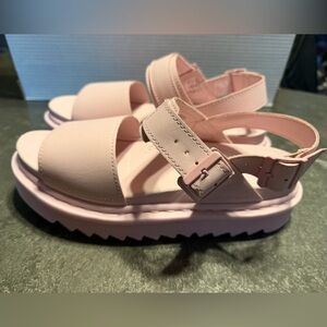Dr. Martens Women’s Voss Mono Pink Softer Airwair Leather Platform Sandals W10